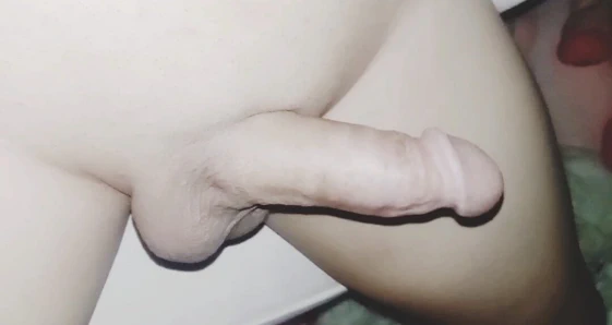 Kılsız genç yarak büyük bir zevkle boşalıyor.