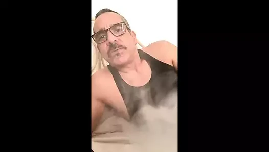 Sigara içiyor ve yanıyor, kafam bulutlarda