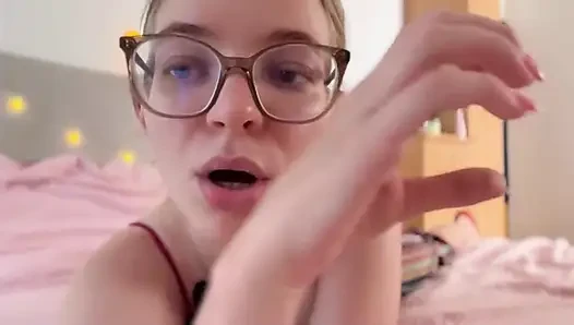 Fısıldayan aşağılayıcı kelimeler asmr