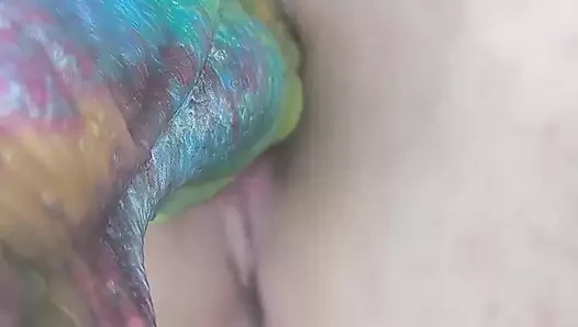 Büyük renkli çılgın dildo ve küçük şeffaf bir dildo