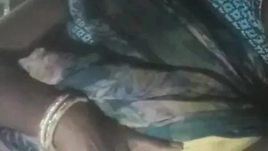 Yangzi apni chut ka ched dikhati hai uska naraj pati jangal me mutthi marta hai