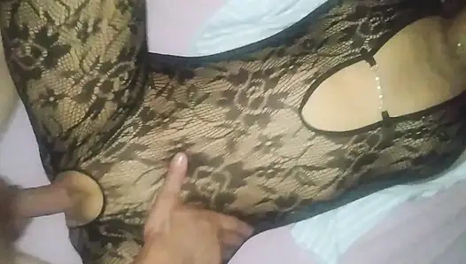 Sürtük üzerine boşalıyor ateşli seks