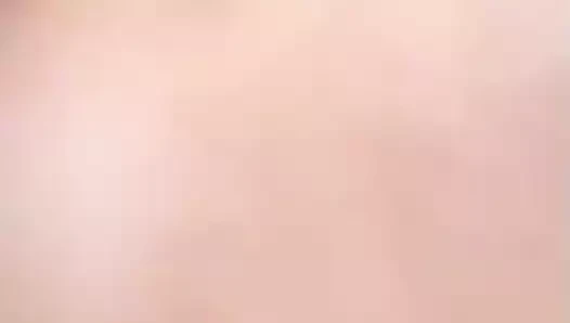 Madura acariciando su deliciosa 8