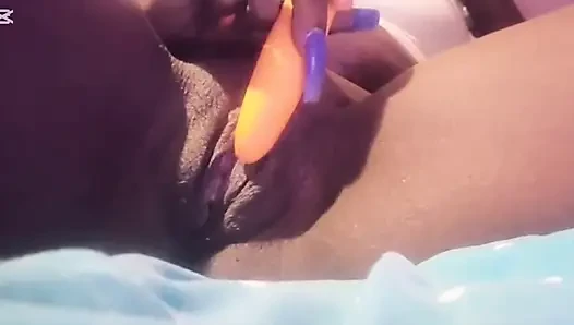 Orta yaşlı seksi kadın mia plajdan dönüyor ve amına mastürbasyon yapıyor.