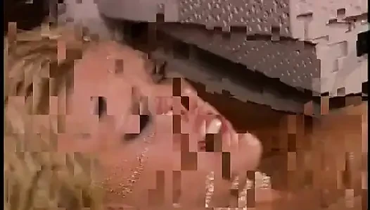 Güzel kalın vücutlu sarışın azgın bir adama amını sallatıyor