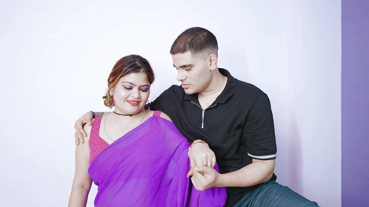 Bhabhi ke room me devar hila raha tha achnac bhabhi ne pakad liya hardcore sex
