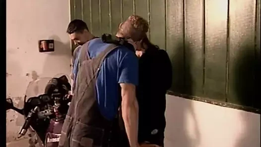 Sürtük için garajda iki musluklar