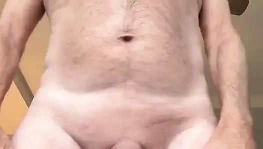 Baba taşaklarla ve yaraklarla sallanarak çıplak egzersiz yapıyor