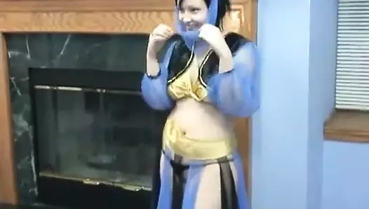 Yuvarlak götlü şehvetli esmer kadın sıkı amcığını dildoyla sikiyor