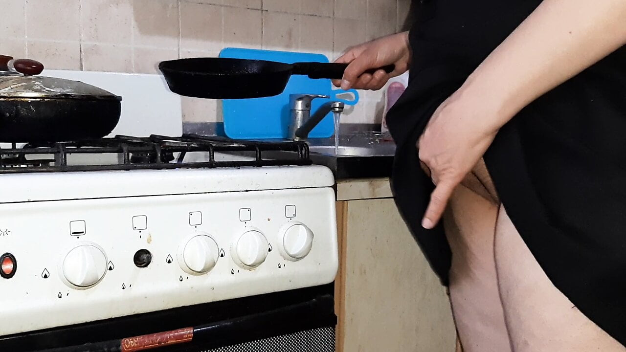 Gizli kamera ev hanımımı yemek pişiriyor ve mastürbasyon yapıyor - lezbiyen şekerler
