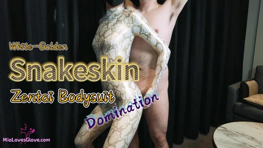 Yılan derisi Zentai Catsuit'te sahibe tarafından domine ediliyor