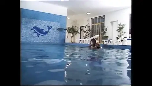 Siyah azgın fahişe beyaz büyük sert yarakla sikiliyor