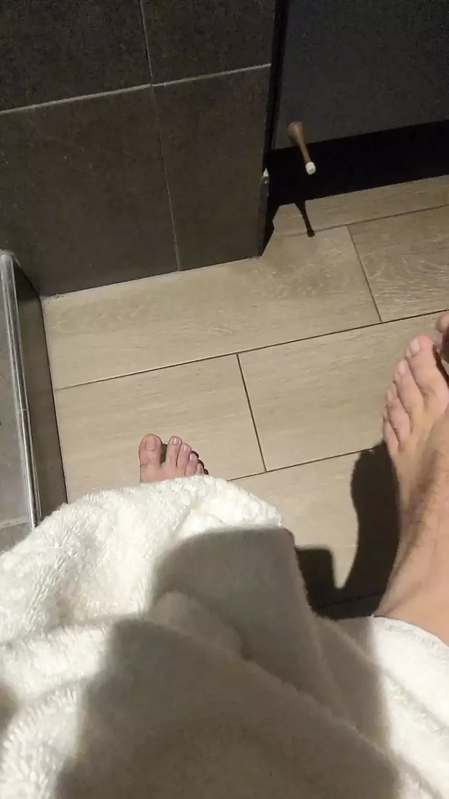 Spor salonu duşu, kurutulmuş ve bakımlı ayaklar