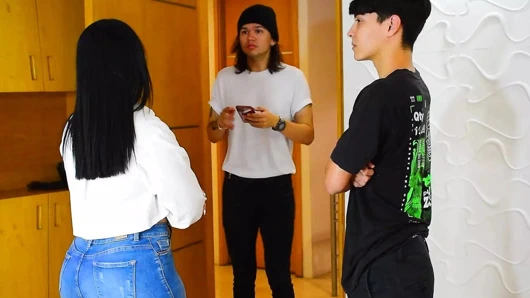 EMLAKÇı BIR EVI GÖSTERIRKEN BIR MÜŞTERIYLE SIKIŞIYOR.