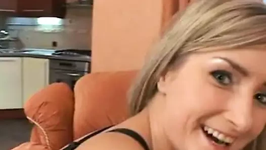 İki adam oturma odasında seksi iç çamaşırlı sıkı genç kızı sikiyor