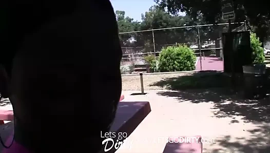 CASTING Dicker Pimmel sprengt Teeny Fotze