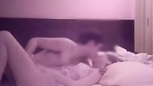 Seksi iç çamaşırlı tıraşlı bir güzellik oral seks ve parmaklama ile doruk noktası oluyor.