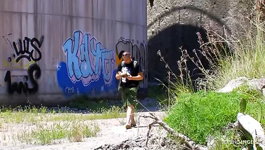 Fransız kız göğüslerini ve seksi piercinglerini büyük bir gösteriye gösteriyor