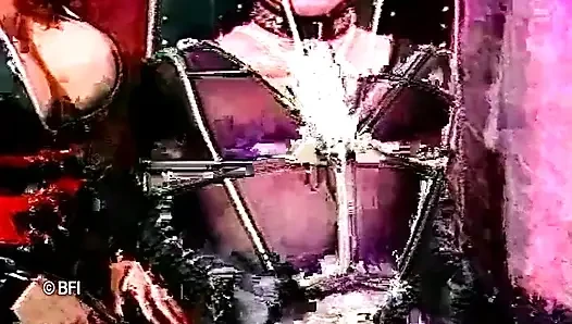İki edepsiz hatun kölelerini cezalandırıyor