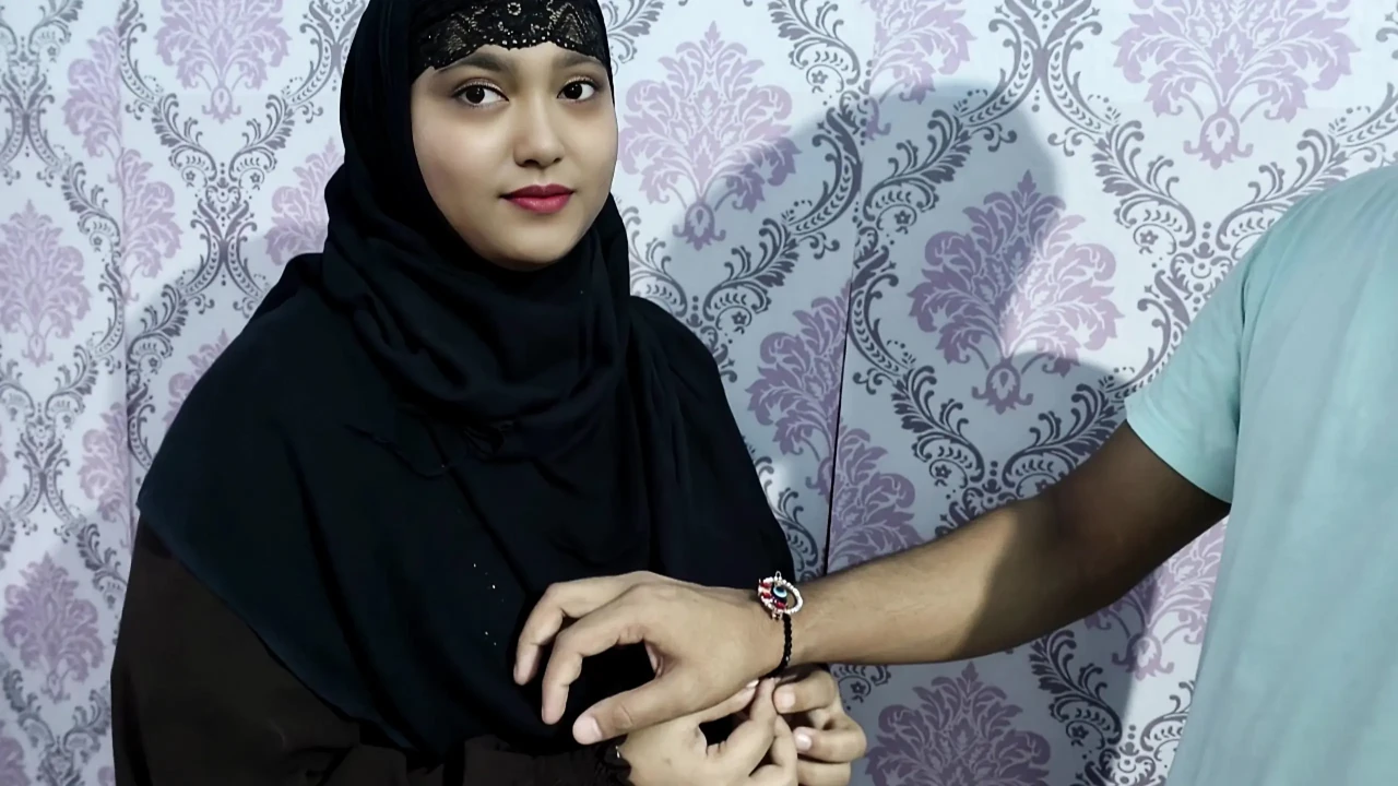 Tatminsiz Müslüman üvey kız kardeş Raksha-bandhan'da Hindu üvey erkek kardeşiyle seks yapıyor