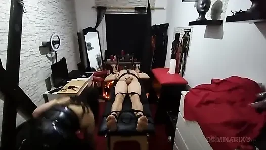 Bağlı olgun delikanlının götü dominatrix oyuncağı tarafından genişliyor