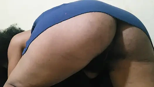 Seksi ateşli hatun striptiz pornosunda seni heyecanlandırmak için kıyafetlerini çıkarıyor