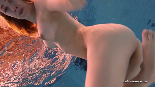 Duna bultihalo sürtük genç swims ve şeritler