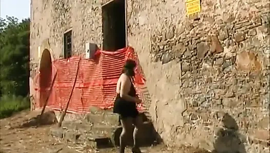 Büyük memeli tombul ormanda maskeli sikişiyor... Amatör çift