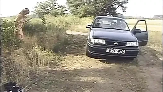 Sarışın orta yaşlı seksi kadın arabada parmaklıyor