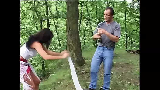 Ateşli hatun ormanda gırtlağına kadar almayı ve fışkırtmayı seviyor