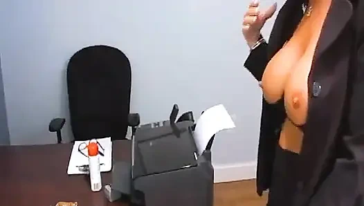 Orta yaşlı seksi kadının müdürünün alışılmışın dışında dersi