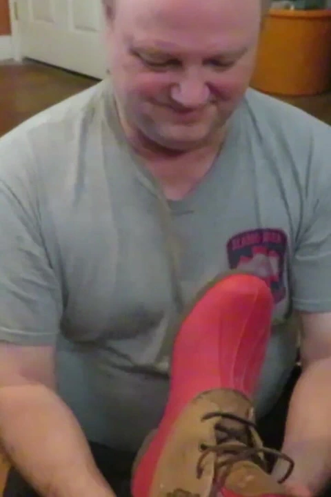 Köleme kokmuş lastik bahçe çizmelerimi kokletiyorum