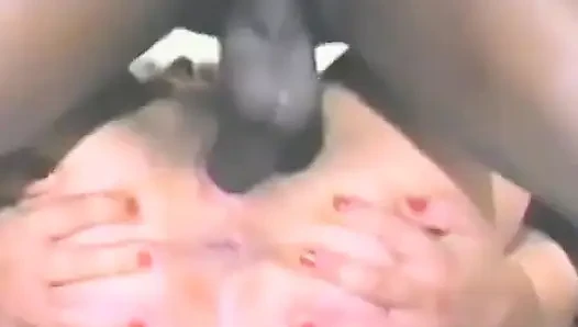İki zenci adam kıllı bir sarışını sırayla alıyor
