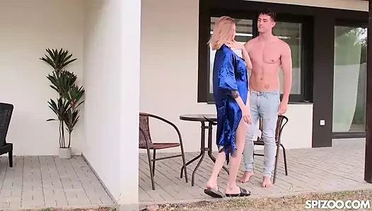 Baştan çıkarıcı sarışın Molly Devon sert seksten önce yarak emiyor