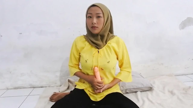 Asyalı tesettürlü mastürbasyon yapıyor ve amcık deliğini gösteriyor
