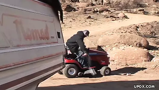 Çıplak sarışın leah luv büyük horoz ile anal seks yapıyor.