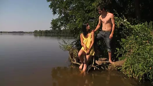 Son zamanlarda koyu saçlı genç bir sürtük amını doldurtuyor