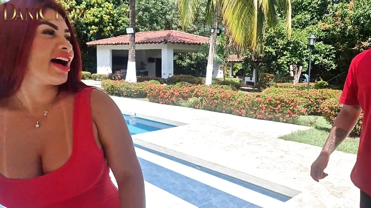Büyük memeli garsonla tatil köyünde sert açık havada seks - dani clark ve alejandra palacios