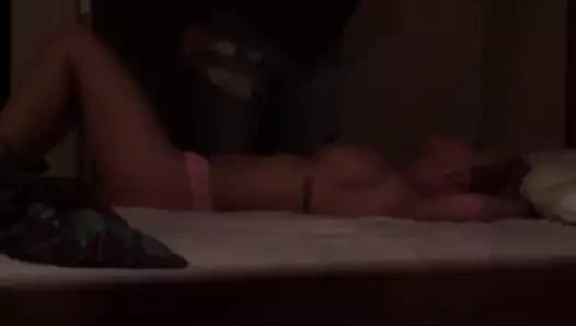 Sıcak milf ile büyük jugs masturbates ve berbat horoz