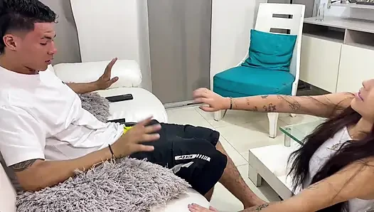 Üvey erkek kardeşimi gecenin ortasında onu gerçekten sert sikmek ve götüne boşalmak için uyandırıyorum.