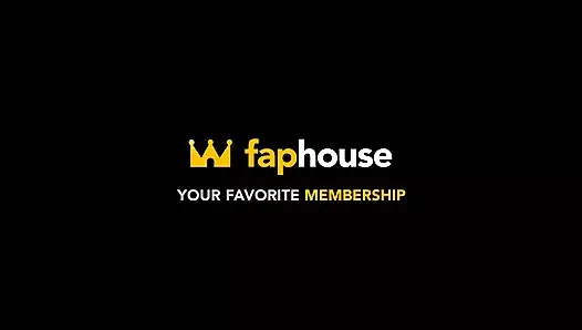 Külotsuz yeni spor salonu kıyafetlerini deniyor