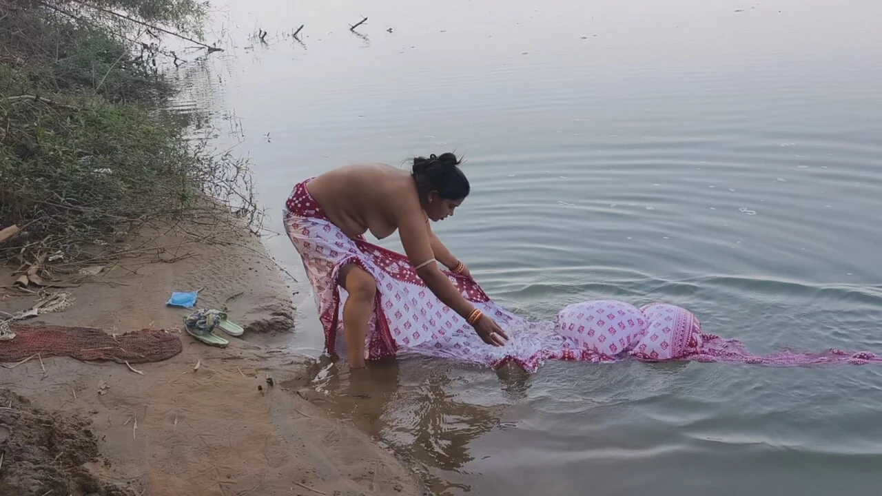 Must See: Indian Village Wife Bathing In The River In Outdoor Area Webcam Webcam Porn (High Quality) - Sydney Special