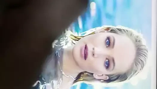 Jennifer Lawrence boşalıyor