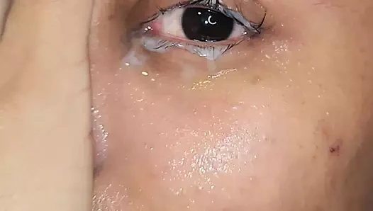 Gırtlağına kadar sikişiyor ve gözüne boşalıyor