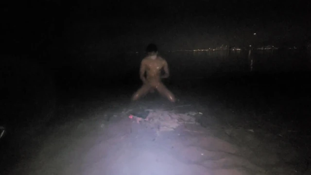 Geceleri çıplak plajda yağlanmış mastürbasyon