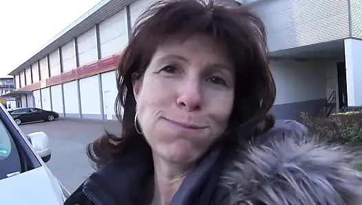 Orta yaşlı seksi kadın stüdyoda emmeyi ve sikişmeyi seviyor