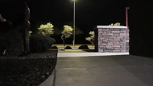 Tombul iri güzel evli kadın soyunuyor ve o götü herkesin içinde geri atıyor! Badblondiemonroe