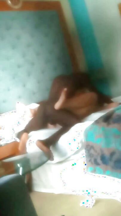 Avrupa'daki Afrikalı göçmen dev aletiyle beyaz kızı SERT sikiyor! Bu çılgınlık!