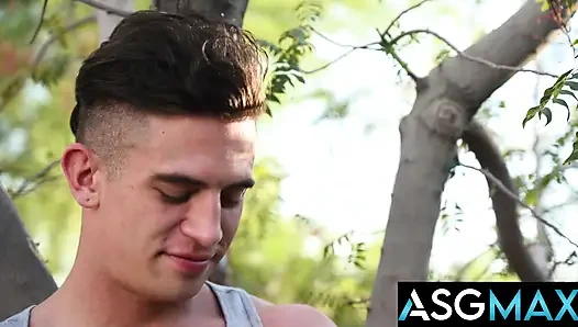 Yan kapı stüdyoları - Asyalı twink ricky lee açık havada parkurda mürekkepli adam tarafından sikiliyor