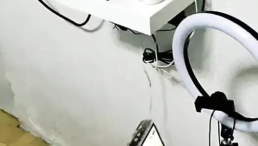 Web kamerası gösterisinde Riva iki fışkırtıyor